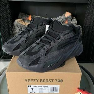 YEZZY BOOST 700 V2